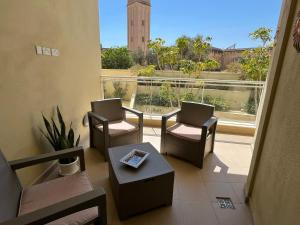 Balcon ou terrasse dans l'établissement Monita 113, Seaside Apartment with Access to Pool and Pleasant Views