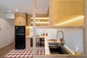 Kuchyň nebo kuchyňský kout v ubytování Nhà phố 3Pn Coral Home Novaworld Phan Thiết + 13 fotografií