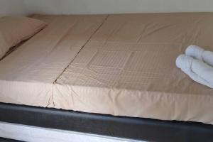 a bed with two white towels sitting on it at La Posada De Shaz En Norcasia in Norcasia