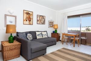 una sala de estar con un sofá y una mesa en Barra Beach House - Praia da Barra, en Praia da Barra