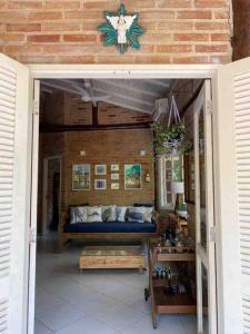 a room with a bed in a brick wall at Casa charmosa em Juquehy cercada de verde, 2 quartos com churrasqueira in São Sebastião