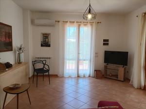 Televízia a/alebo spoločenská miestnosť v ubytovaní Chalet Calarossa