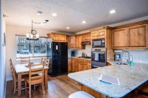Köök või kööginurk majutusasutuses Cozy, Comfy, Condo with Resort Amenities