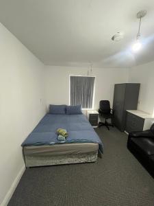Un dormitorio con una cama y una silla dentro. en 2 bedroom flats Apartments Thorney wood, en Nottingham