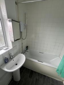 Un baño con lavabo y bañera y un lavabo. en 2 bedroom flats Apartments Thorney wood, en Nottingham