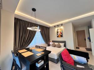 Posezení v ubytování LoFF Suite 2 Bedroom at Kuching Riverine Resort