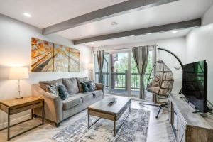 Televisyen dan/atau pusat hiburan di Pet-Friendly Apt with Views 6 Mi to Keystone Resort