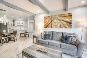 Ruang duduk di Pet-Friendly Apt with Views 6 Mi to Keystone Resort