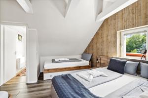 a bedroom with two beds and a window at Harzquelle - Harzauszeit 2-4 Personen mit Garten in Thale +7 photos