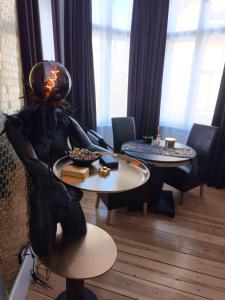 a room with a statue of a person sitting on a table at Apartamenty centrum-rynek Gorzów -Glamour in Gorzów Wielkopolski +9 photos