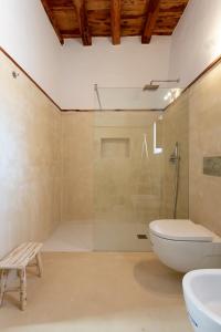 ein Badezimmer mit Dusche, Toilette und Waschbecken in der Unterkunft Agroestancia Can Toni Puig in La Mola + 17 Fotos