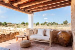 eine Veranda mit einem Stuhl und einem Tisch in der Unterkunft Agroestancia Can Toni Puig in La Mola