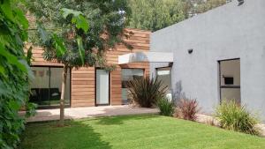 a house with a lawn in front of it at Casa Fresno Casas Atahualpa 2 in Mar del Plata