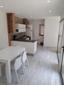 a kitchen and dining room with a table and a counter at Casa Fresno Casas Atahualpa 2 in Mar del Plata