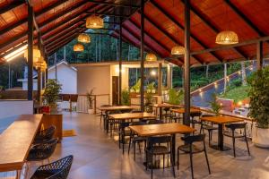 Restaurace v ubytování Theyila Wayanad Premium Pool Resort