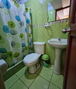 a bathroom with a toilet and a sink at Hospedaje El Edén in Víctor Larco Herrera
