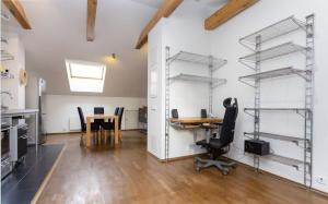 Una oficina con un escritorio, una mesa y estantes. en Old Town Studio Self Check-in, en Tallin
