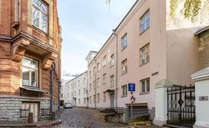 una fila de edificios en una calle de la ciudad en Old Town Studio Self Check-in, en Tallin