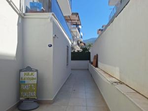 Το κτήριο όπου στεγάζεται  το διαμέρισμα