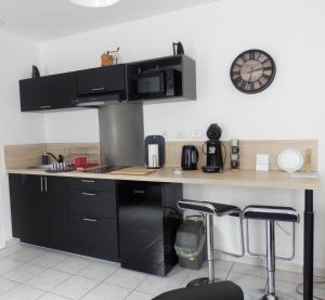 Η κουζίνα ή μικρή κουζίνα στο agréable appartement T2 avec piscine