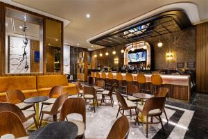 Riu Plaza Chicago酒廊或酒吧区