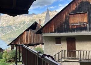 O vedere generală la munți sau o vedere la munte luată de la acest apartament