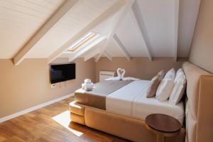 TV a/nebo společenská místnost v ubytování Harmony Boutique Hotel