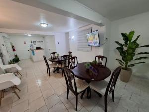 een eetkamer met een tafel en stoelen en een keuken bij HOTEL 507 INN in Mejillones