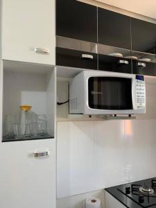Η κουζίνα ή μικρή κουζίνα στο Kitnet 206 centro, com linda vista janela, tv smart