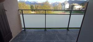 un balcón con vista a las montañas en Ax 3 domaines, en Ax-les-Thermes