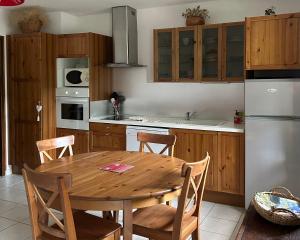 O bucătărie sau chicinetă la Appartement chalet 4 pers 45m2 Puy Saint Vincent
