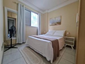 a bedroom with a large bed and a window at Burle Marx Centro 4 quart, portaria 24h,área nobre in Montes Claros