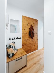 a room with a wooden wall and a wooden drawer at Grand Prix Appartement Spielberg, Self Check-in in Zeltweg