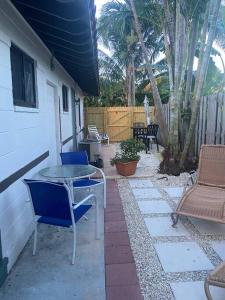 Two blocks from Beach - Walk to the water!外面的花园