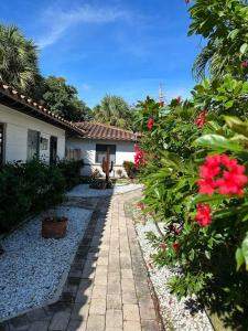 帕诺滩Two blocks from Beach - Walk to the water!的一座满是红花的房屋