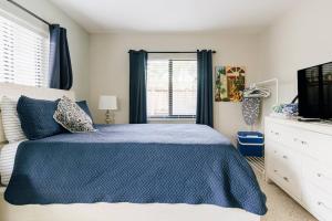 Two blocks from Beach - Walk to the water!客房内的一张或多张床位