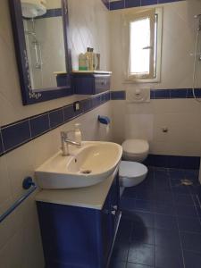 une salle de bain avec un lavabo et des toilettes dans l'établissement Casa Pomelia, à Vulcano