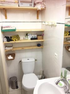 een badkamer met een wit toilet en een wastafel bij La retapée in Quinson