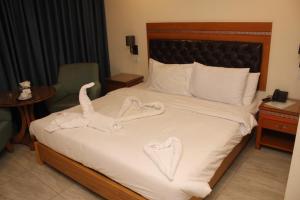 Kama o mga kama sa kuwarto sa Jawheret Alswefia Hotel Suite