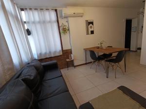 una sala de estar con un sofá y una mesa en Plaza Mayor Andrea CENTRO DE MZA, en Mendoza 9 fotos más