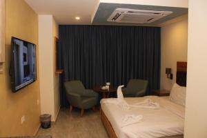 TV at/o entertainment center sa Jawheret Alswefia Hotel Suite