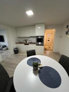 Kuchyň nebo kuchyňský kout v ubytování Make Apartments + 13 fotografií