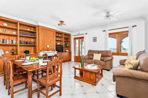 a kitchen and living room with a table and chairs at Binifortu in Punta Prima