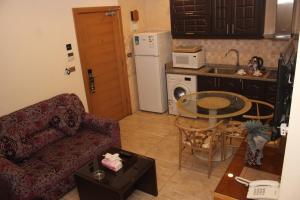 Kitchen o kitchenette sa Jawheret Alswefia Hotel Suite