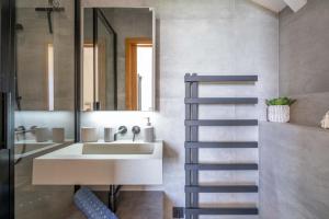 un baño con lavabo y espejo en Combesgate House, en Mortehoe 25 fotos más