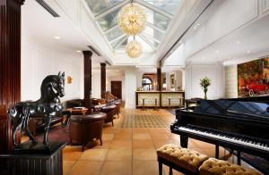 Posezení v ubytování Hotel Pierre Milano + 31 fotografií