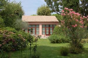 una pequeña casa en medio de un jardín en Le Mas Ferrand en Graveson