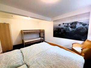 una camera da letto con un letto e un quadro sul muro di zentrale Ferienwohnung - direkt am See und in Schlossnähe a Schwerin