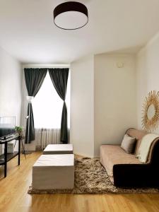 ein Wohnzimmer mit Sofa und Tisch in der Unterkunft 1BR Demure Design Urban Living Space in Helsinki