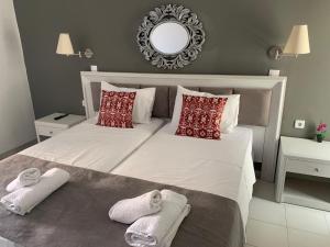 Postel nebo postele na pokoji v ubytování Alkyonides Boutique Hotel